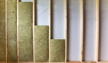 Paroizolacja czy wiatroizolacja? Jak prawidłowo zabezpieczyć wełnę mineralną