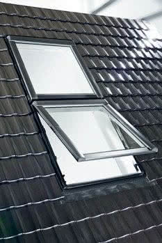 Okna dachowe Roto Designo z PVC w okleinach dekoracyjnych