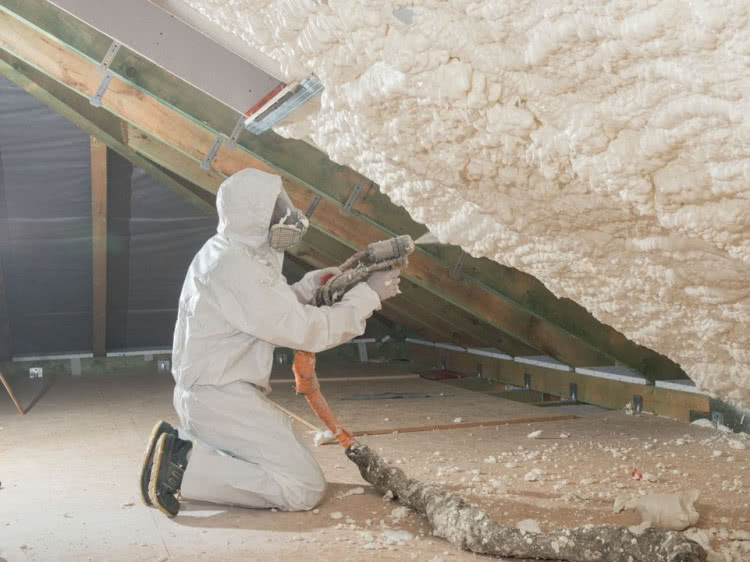 Alternatywą dla wełny jest piana PUR nanoszona natryskowo. 